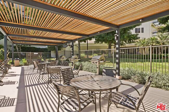 Building Photo - 2112 Century Park Ln