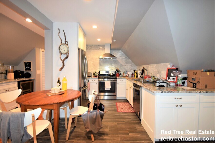 Primary Photo - 62 Mapleton St