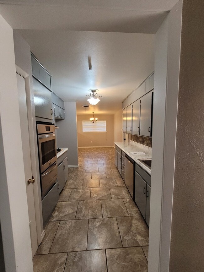 Building Photo - Move in ready 3 bed 2 bath home with 2 car...