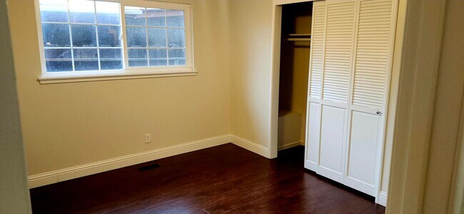 Building Photo - Beautiful Home with Pool, Garage – Availab...