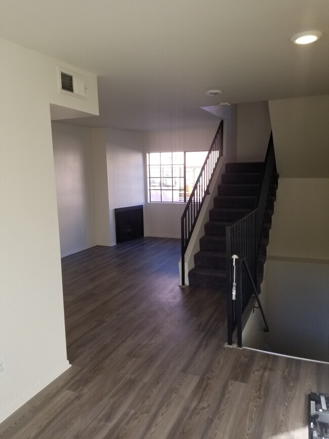 Living Rm w/ Fireplace - 2003 Vista Del Mar Ave