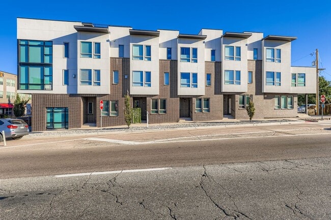 Building Photo - Modern 2bed/2 Bath in the Heart of Denver!