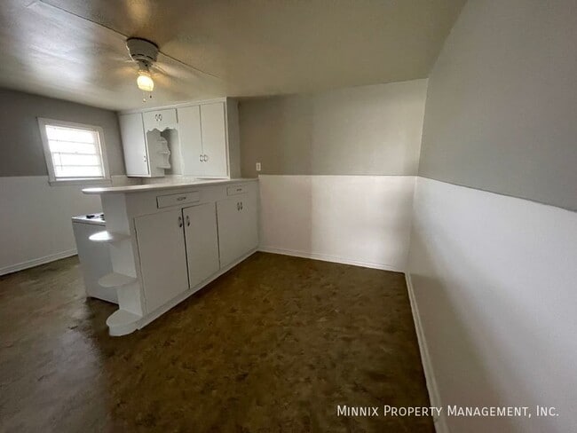 Building Photo - 310 SW 42nd Ave