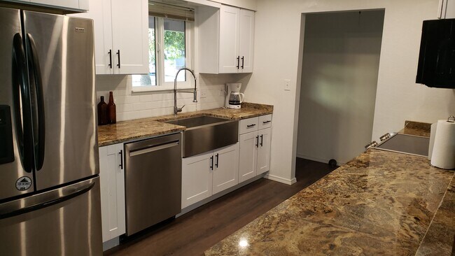 Farm sink - 1848 Alpine St