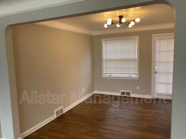 Building Photo - 320 Halle Dr