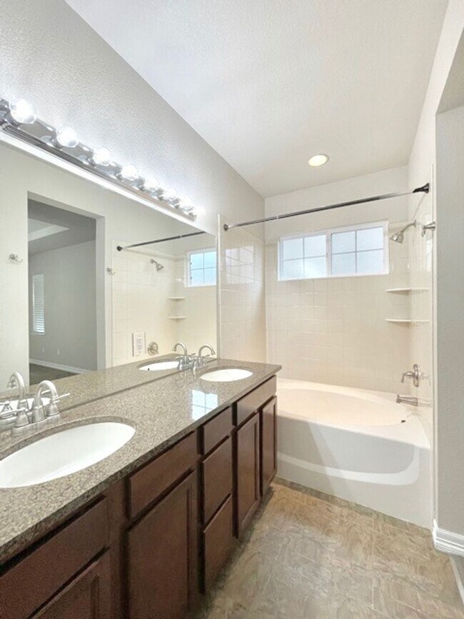 Building Photo - Stunning 4 Bed/4 Bath Home in Banning Lewis Ranch