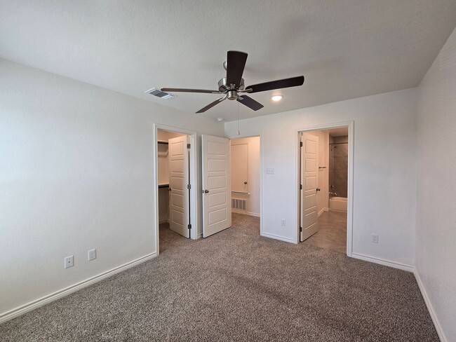 Building Photo - RENT SPECIAL - AVAILABLE NOW!