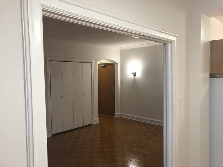 Building Photo - 1263 W Pratt