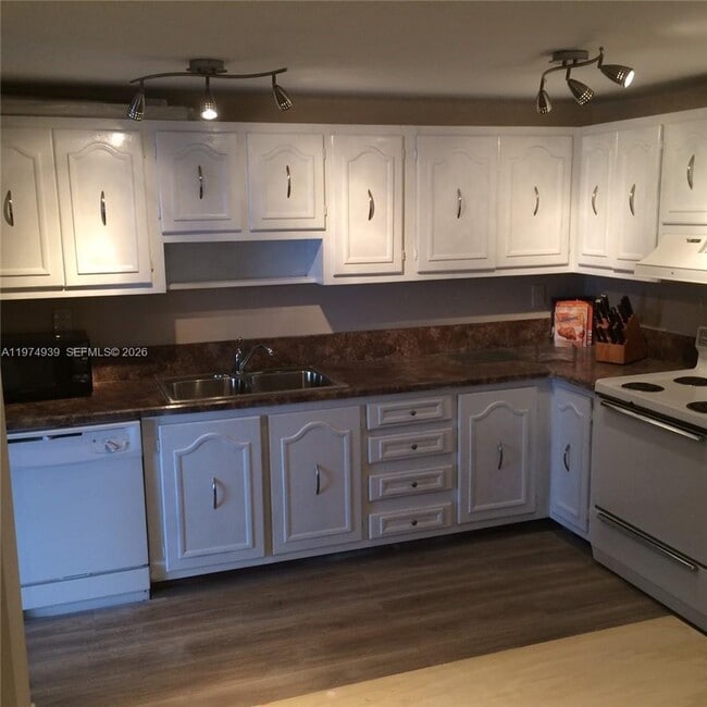 Building Photo - 1800 Collins Ave