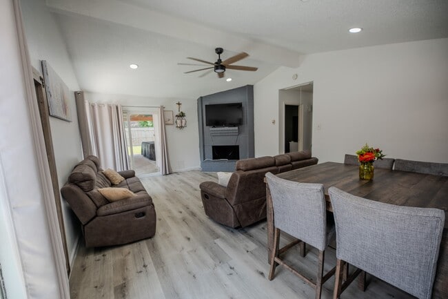 Building Photo - 4606 Meadowood Dr