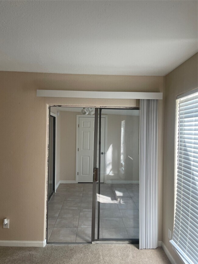 Building Photo - 17401 Red Oak Dr
