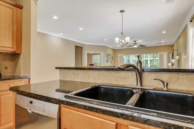 Building Photo - Stunning 2 bedroom, 2 bath in Bluffton
