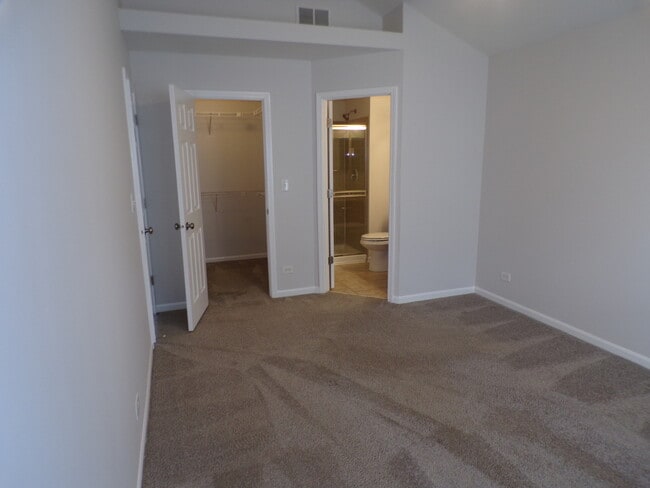 Building Photo - 583 S Parkside Dr