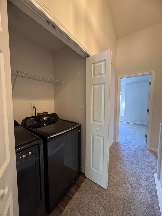 Building Photo - Wonderful 2BR 2.5BA Townhome with All Appl...