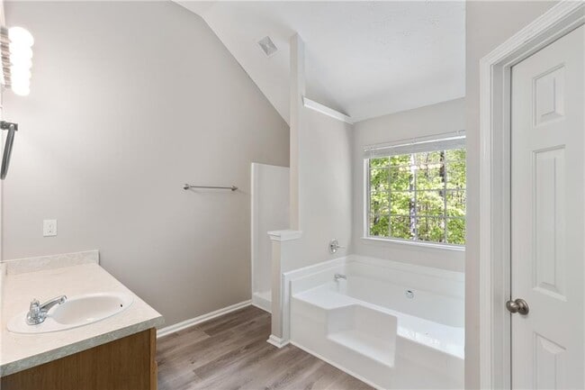 Building Photo - 3228 Diamond Blf