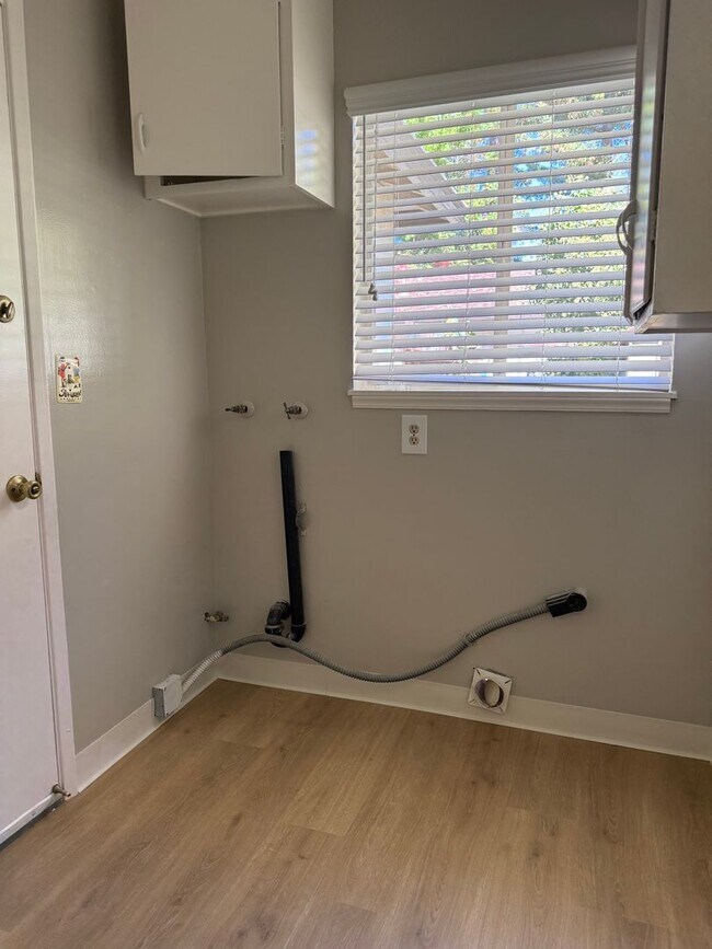 Building Photo - Spacious Waverly Park Home