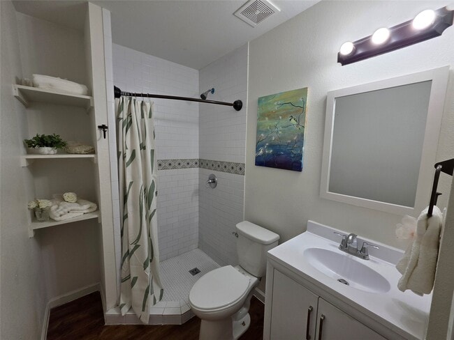 Building Photo - 5422 Pine Ave