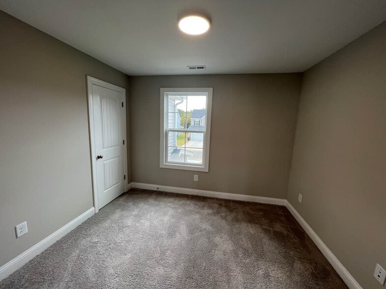 Building Photo - Room in House on Hanover Ct