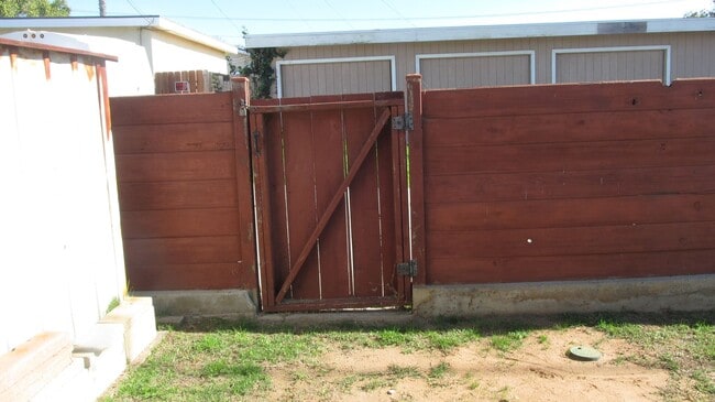 Building Photo - Quiet 2 bedroom back house