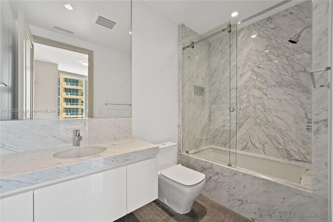 Building Photo - 17901 Collins Ave