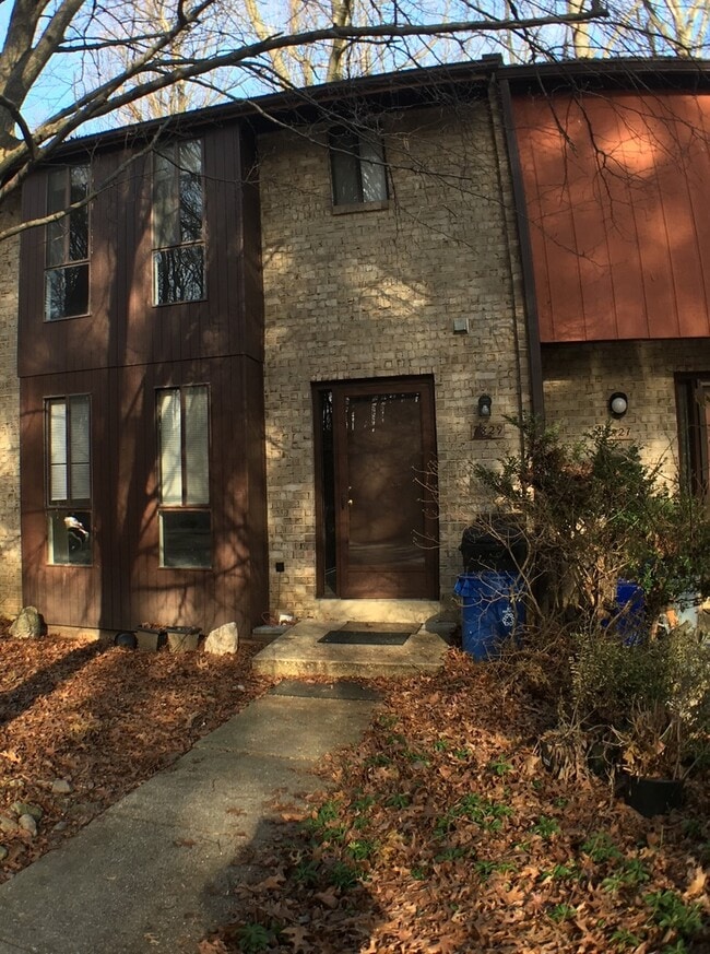 Primary Photo - Spacious 3 BR, 2.5 BA townhouse with finis...