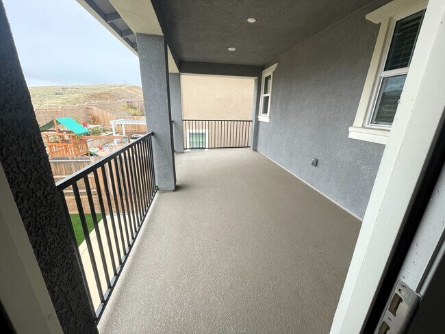 Building Photo - 5 Bedrooms Home in Russell Ranch
