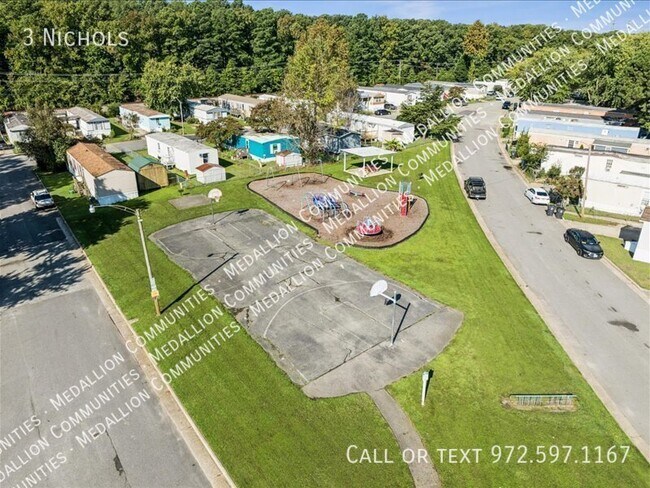 Building Photo - 3 Nichols-