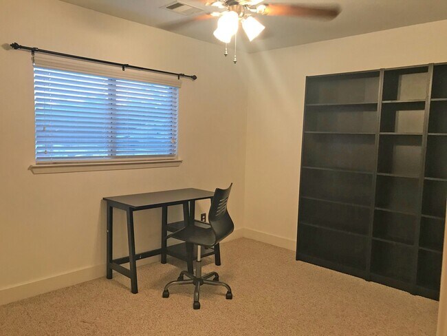 Building Photo - 26885 Kings Park Hollow Dr