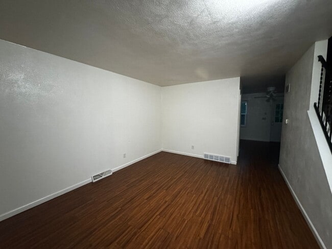 Building Photo - 725 W 61st St