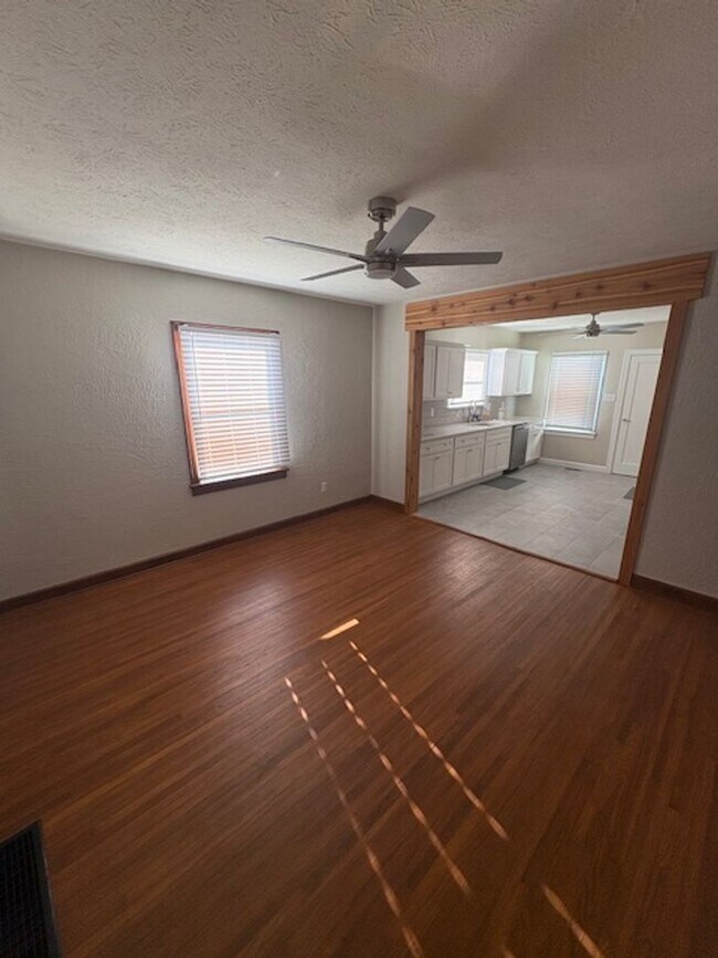 Building Photo - COMPLETE Remodel 2 Bedroom / 1 Bath House