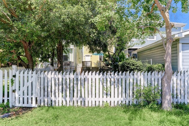 Building Photo - 1221 Sealy Ave