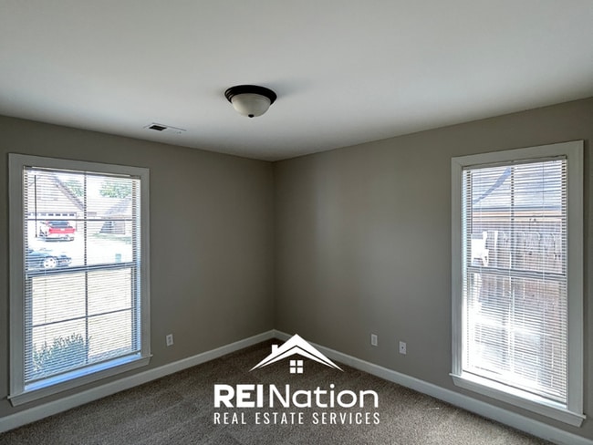 Building Photo - SOUTHAVEN STUNNER! 3BR/2BA | Vaulted Ceilings & Fireplace | Fenced Yard!