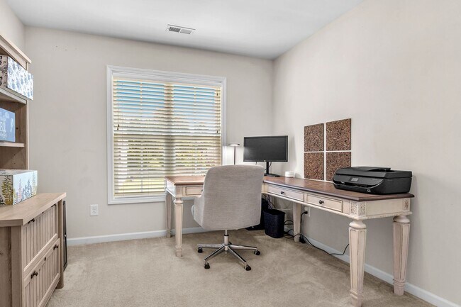 Building Photo - 4 bedroom 2.5 bathroom home close to beaches, shopping, and Marine Corps Bases.