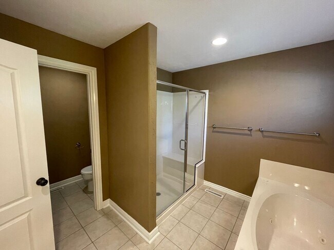 Building Photo - Very spacious 3 bed 2 bath 3 car garage!  ...