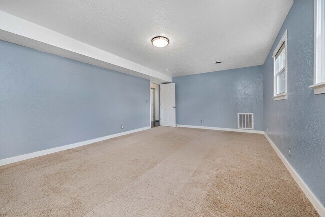 Building Photo - JC Rental Available. Prime location