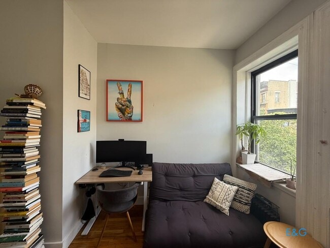 Building Photo - Top Level 2 BR (Convert. 3 Bedrooms) Townhouse Custom Apt.  with large private outdoor Space