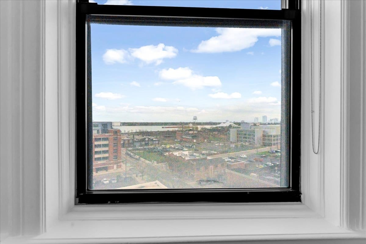 Building Photo - 2900 E Jefferson Ave