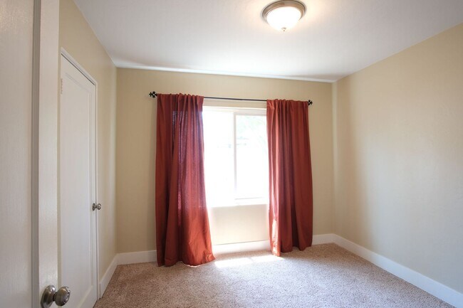 Building Photo - Charming 3-bedroom, 1-bathroom in Sacramento.