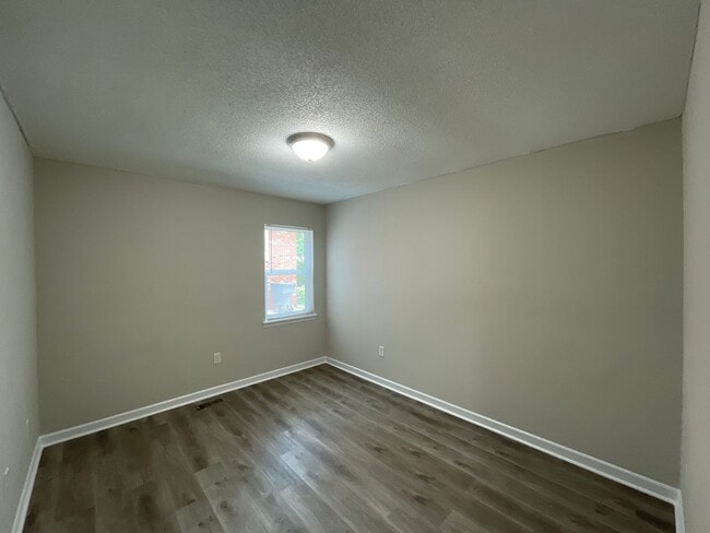 Building Photo - Great Duplex Unit Ready for YOU!