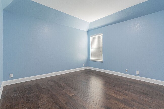 Building Photo - GORGEOUS 4 BED / 2 BATH HOUSE FOR RENT!