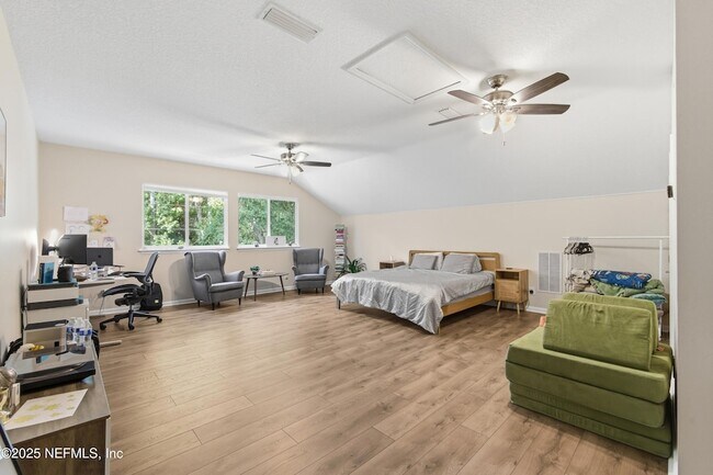 Building Photo - 9 Creek Side Dr