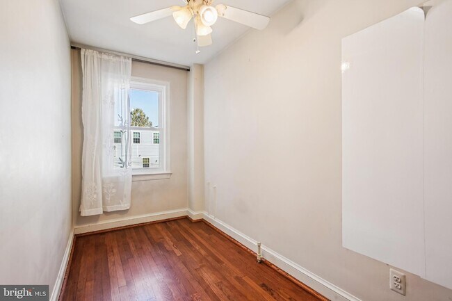 Building Photo - 1618 D St NE