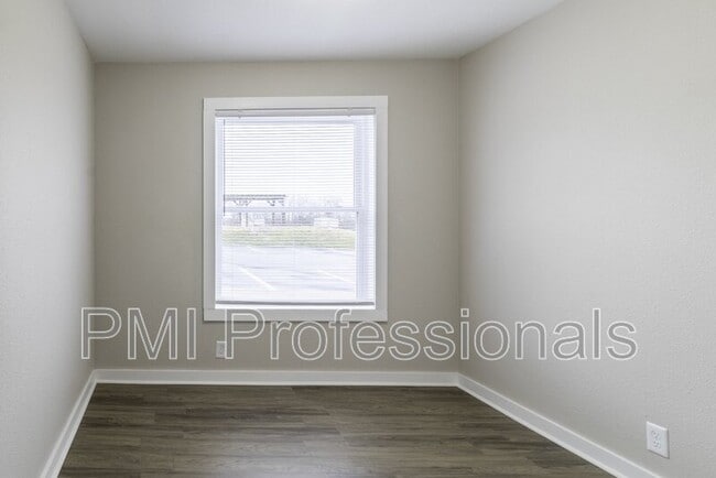 Building Photo - 135 Kingsridge Dr