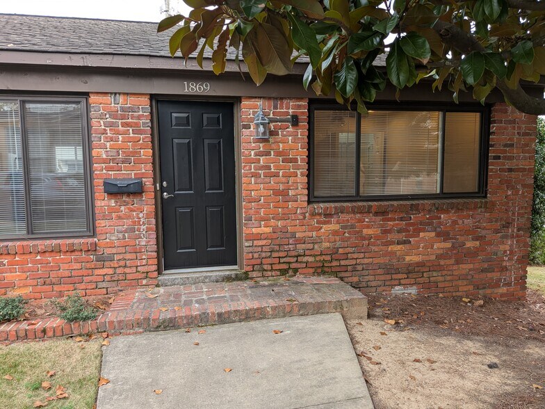 Building Photo - 1869 Montclaire Ln