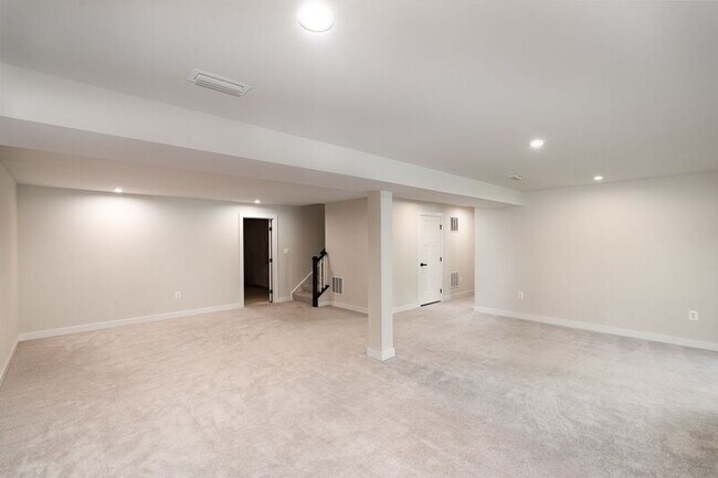 Building Photo - 1216 City View Ln