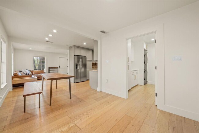 Building Photo - 912 Mansell Ave