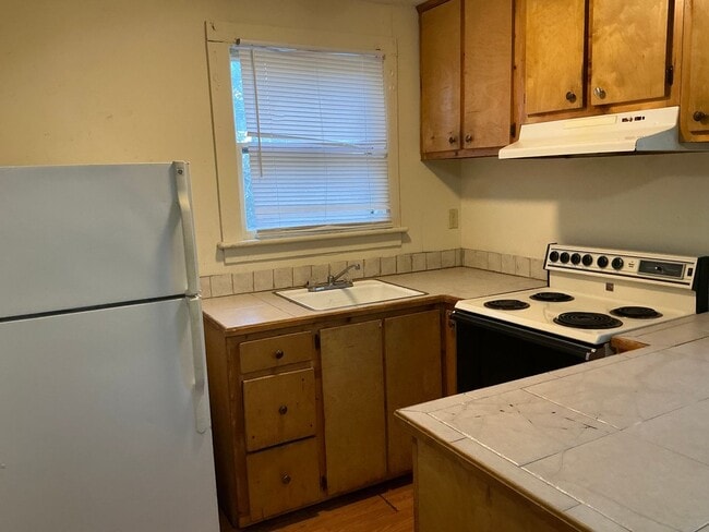 Building Photo - 521 Folks St