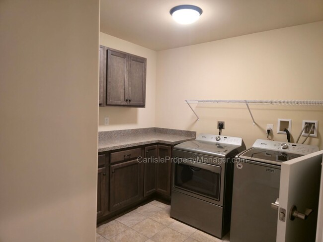 Building Photo - Duplex includes 2 car garage, laundry, pat...