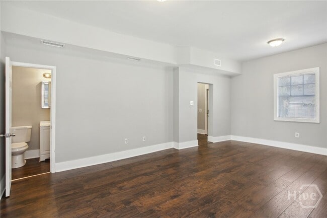 Building Photo - 1002 W 44th St