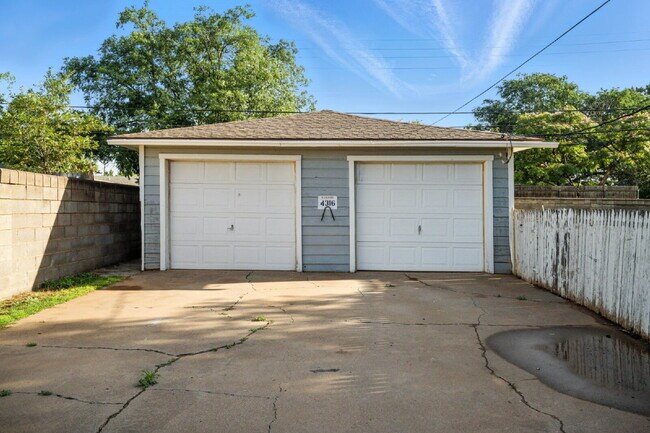 Building Photo - Cozy 2-Bedroom Home with Detached Garage Available for Summer 2026 Pre-Lease